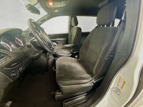 Used 2018 Dodge Grand Caravan SE FWD image 18