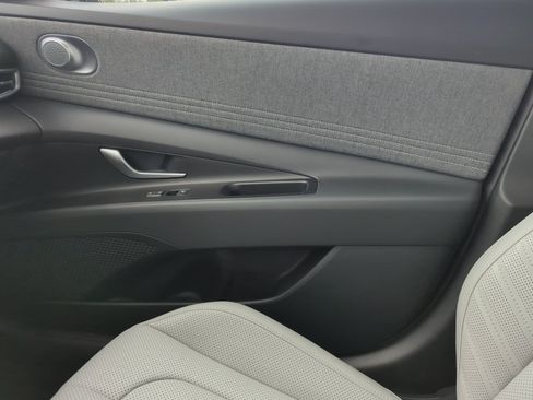 Certified 2025 Hyundai Elantra Limited FWD image 32