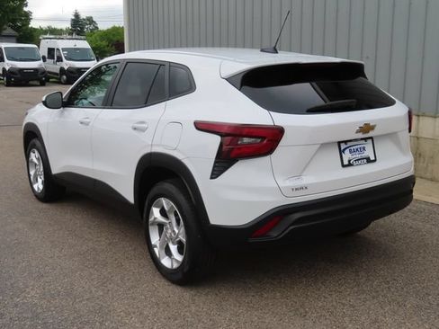 Used 2024 Chevrolet Trax LS w/ LS Convenience Package FWD image 8