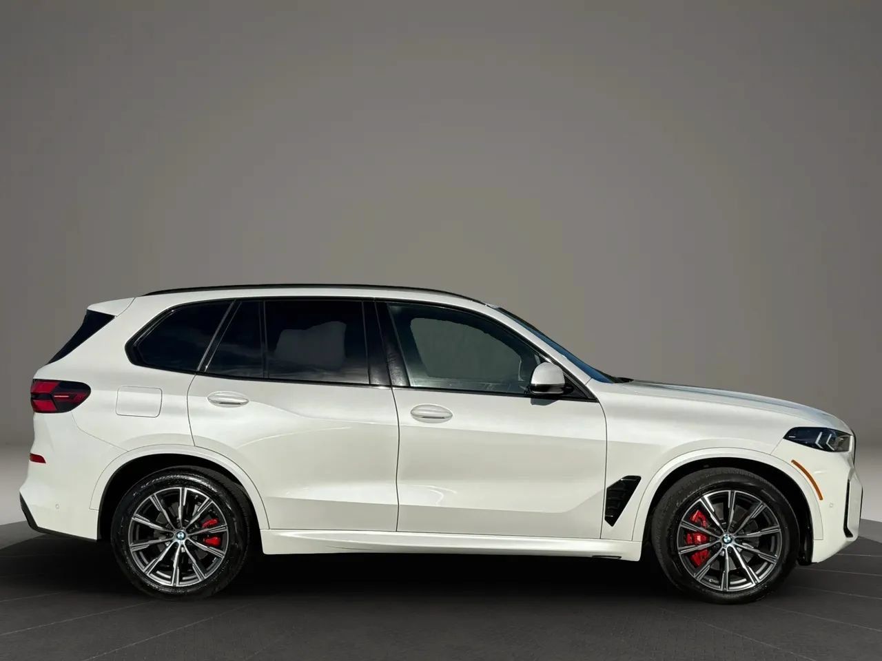 Used 2024 BMW X5 xDrive40i w/ M Sport Package AWD/4WD image 3
