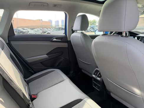 Used 2022 Volkswagen Taos SE w/ Panoramic Sunroof Package image 37