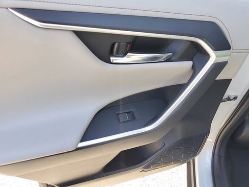 Used 2019 Toyota RAV4 Limited image 16