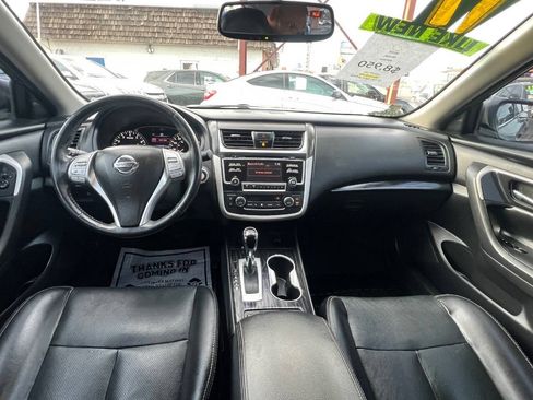 Used 2017 Nissan Altima 2.5 SL w/ Moonroof Package FWD image 8