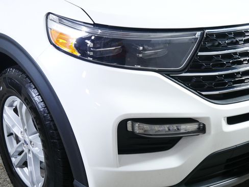 Used 2023 Ford Explorer XLT AWD/4WD image 16