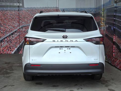 Used 2026 Toyota Sienna XLE FWD image 7