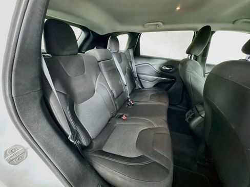 Used 2019 Jeep Cherokee Latitude w/ Popular Appearance Group FWD image 29