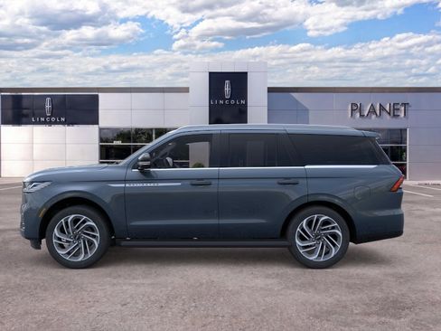 New 2026 Lincoln Navigator Premiere AWD/4WD image 3