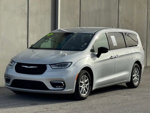 Used 2024 Chrysler Pacifica Touring-L image 31