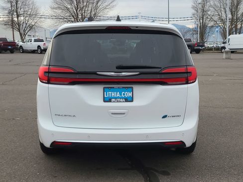 Used 2023 Chrysler Pacifica Touring-L image 13