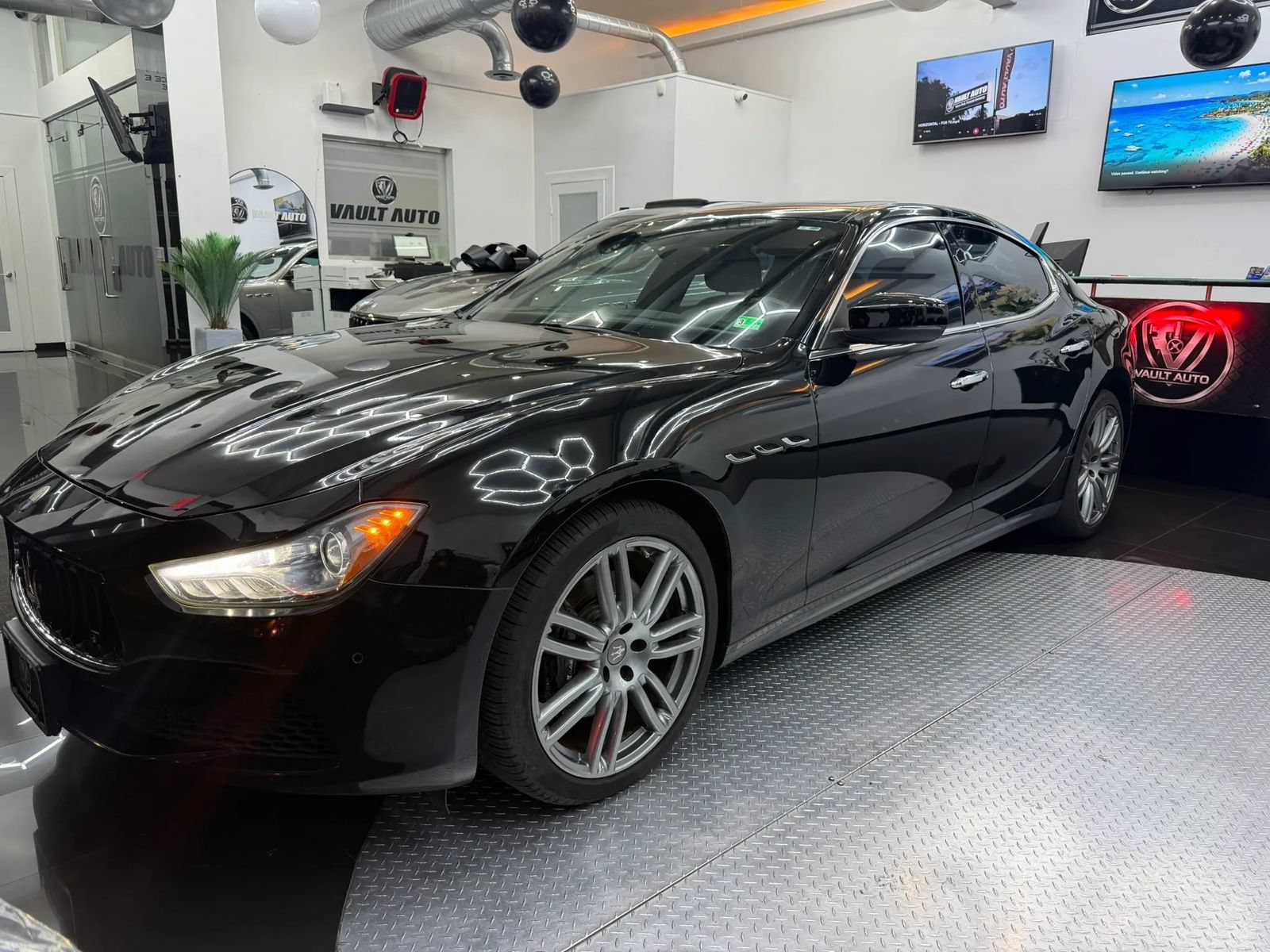 Used 2017 Maserati Ghibli w/ Luxury Package RWD image 2