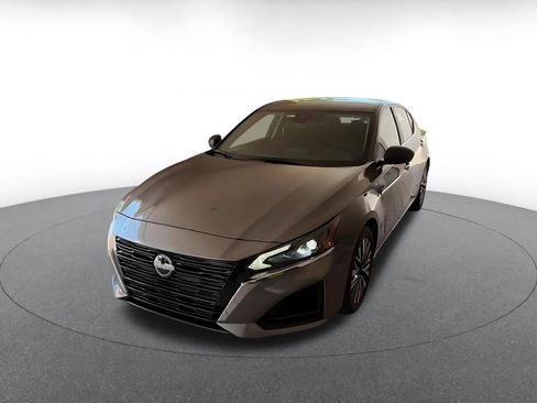 Used 2025 Nissan Altima 2.5 SV FWD image 4