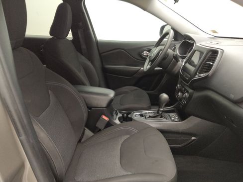 Used 2019 Jeep Cherokee Latitude w/ Popular Appearance Group FWD image 21