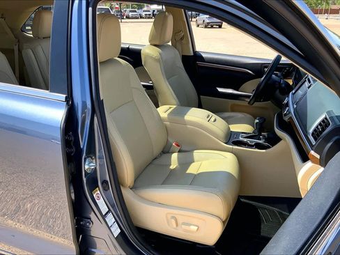 Used 2017 Toyota Highlander Limited Platinum w/ Carpet Mat Package image 9