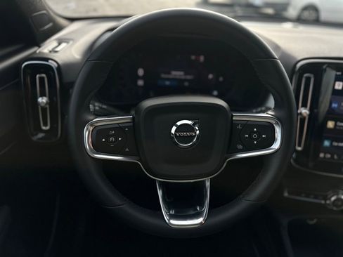 Used 2024 Volvo XC40 B5 Core image 4