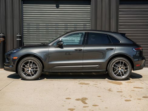 Certified 2025 Porsche Macan image 2