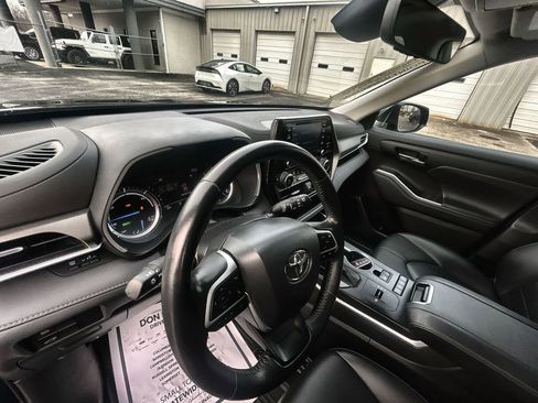 Used 2022 Toyota Highlander XLE image 11