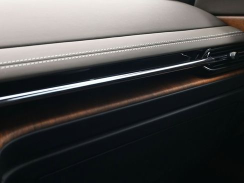 Used 2024 Aston Martin DB12 Coupe image 21