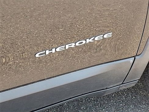 Used 2015 Jeep Cherokee Latitude w/ Cold Weather Group image 24