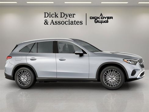Used 2025 Mercedes-Benz GLC 300 4MATIC image 3