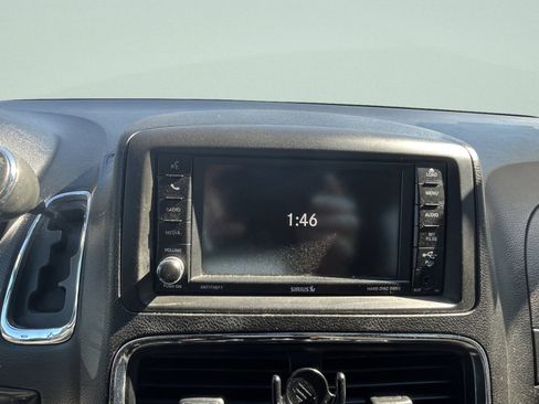 Used 2017 Dodge Grand Caravan SE image 16