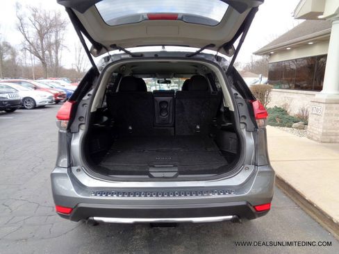 Used 2017 Nissan Rogue SV w/ SV Premium Package image 20