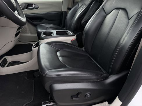 Used 2023 Chrysler Pacifica Touring-L FWD image 9