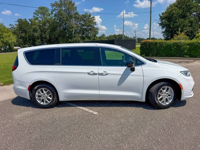 Used 2025 Chrysler Pacifica Select FWD image 2