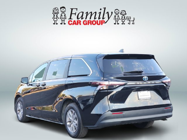 Certified 2025 Toyota Sienna LE FWD image 3
