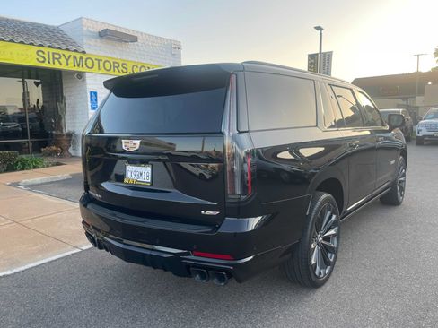 Used 2025 Cadillac Escalade ESV V AWD/4WD image 3