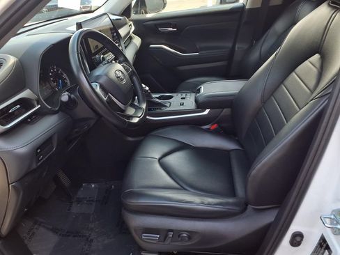 Used 2023 Toyota Highlander XLE w/ Protection Package #3 (TMS) AWD/4WD image 17