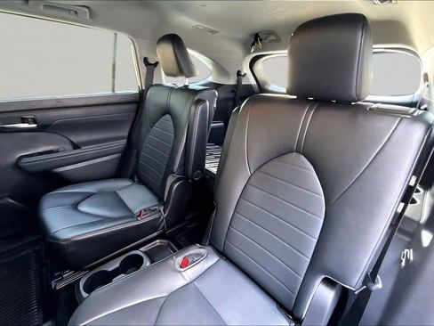 Used 2022 Toyota Highlander XLE AWD/4WD image 21