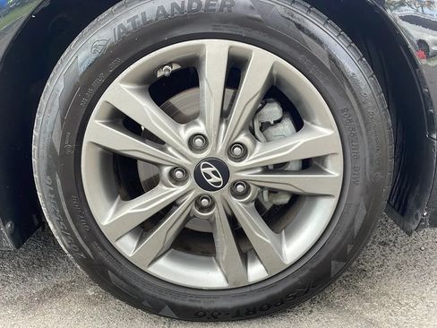 Used 2017 Hyundai Elantra SE FWD image 12