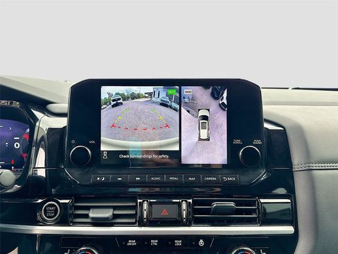 Used 2024 Nissan Pathfinder Platinum image 15