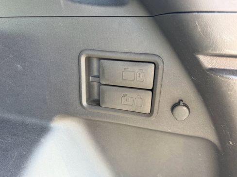 Used 2018 Chevrolet Equinox LT FWD image 9