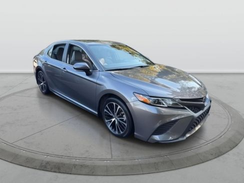 Used 2020 Toyota Camry SE image 1