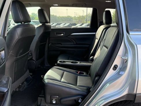 Used 2018 Toyota Highlander XLE AWD/4WD image 14