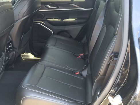 Used 2023 Jeep Grand Cherokee Limited w/ Luxury Tech Group II AWD/4WD image 19