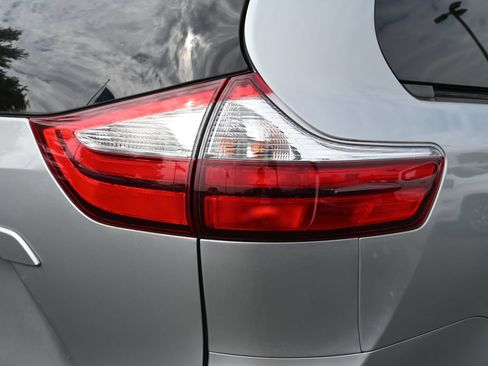 Used 2019 Toyota Sienna XLE FWD image 19