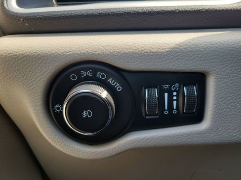 Used 2023 Chrysler Pacifica Touring-L FWD image 27