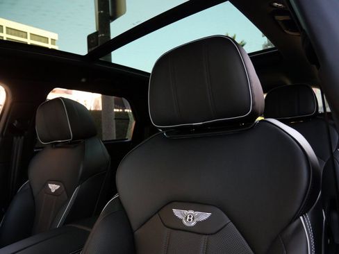 Used 2025 Bentley Bentayga image 18