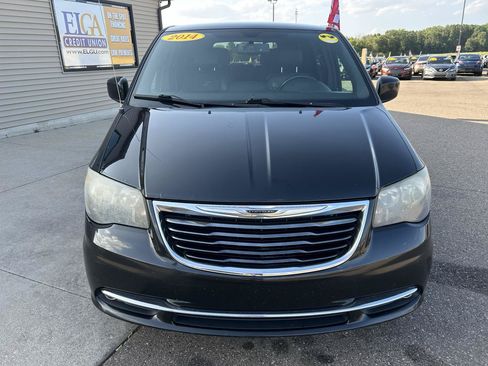 Used 2014 Chrysler Town & Country S FWD image 2