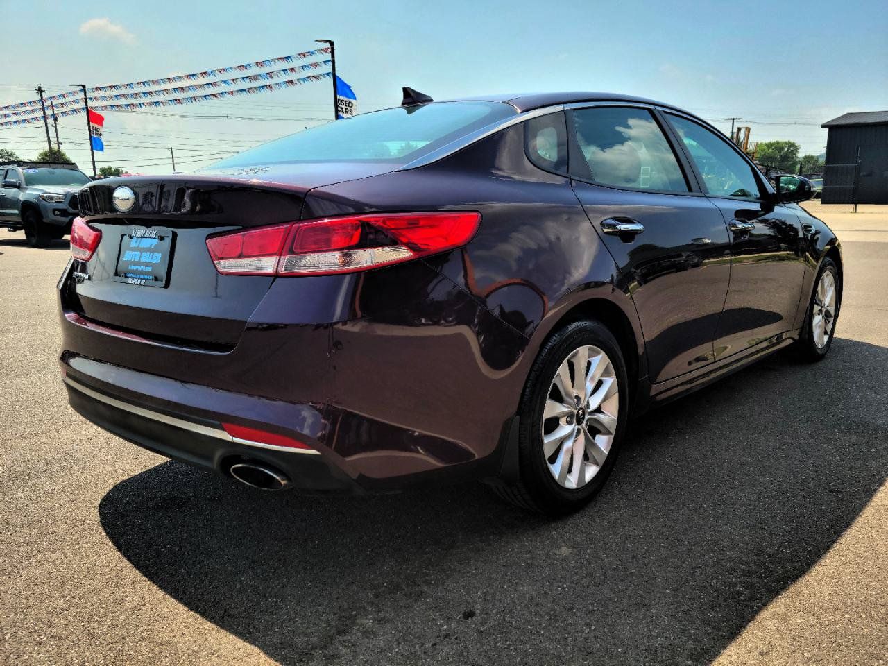 Used 2018 Kia Optima LX w/ 17" Alloy Wheels Package FWD image 4