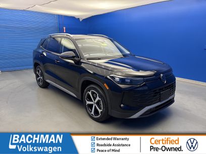 Certified 2025 Volkswagen Tiguan SE w/ Panoramic Sunroof Package
