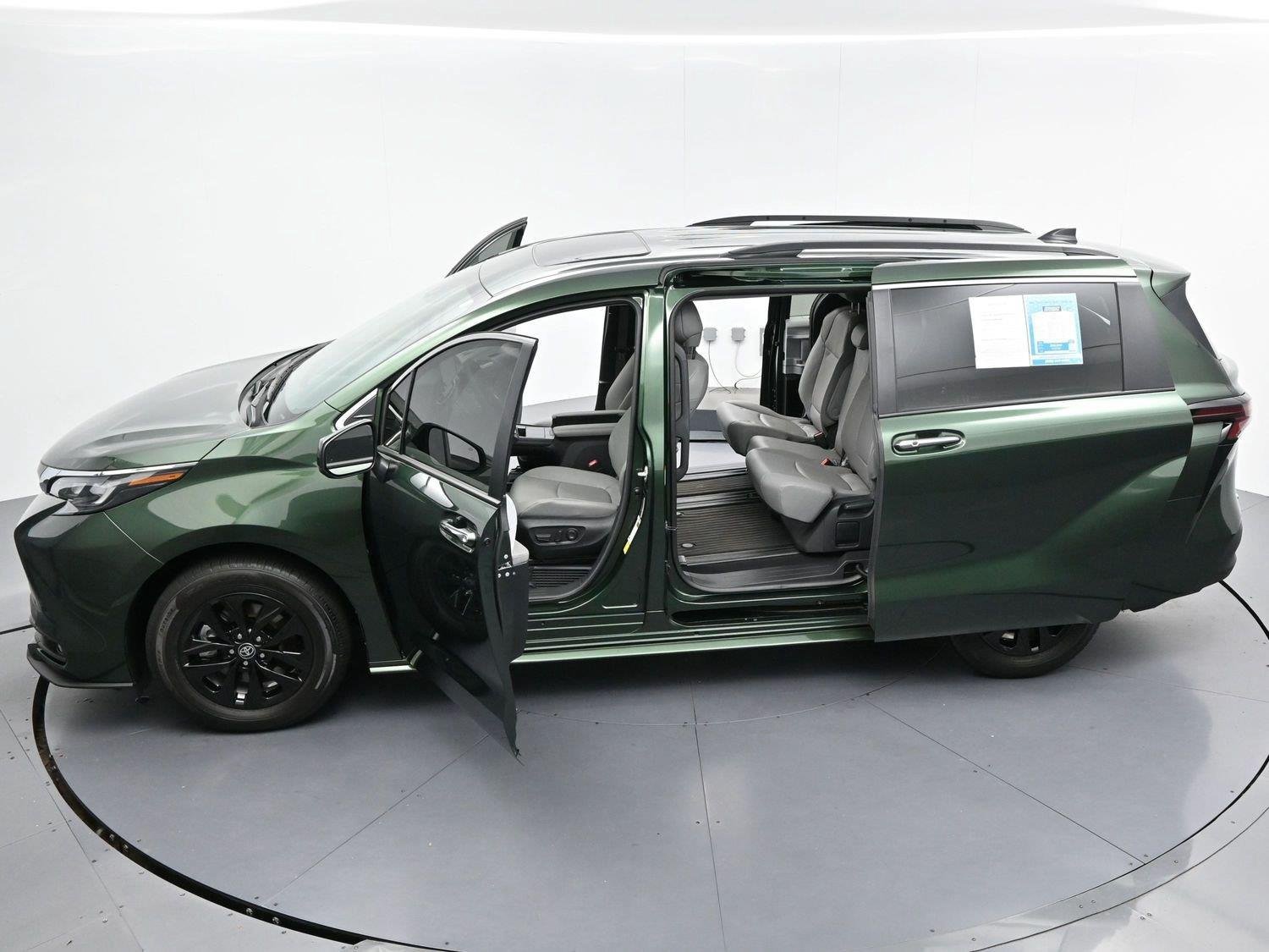 Used 2025 Toyota Sienna XLE FWD image 45