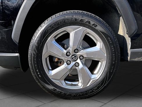 Used 2021 Toyota RAV4 XLE Premium image 11