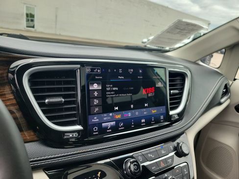 Used 2023 Chrysler Pacifica Limited FWD image 27