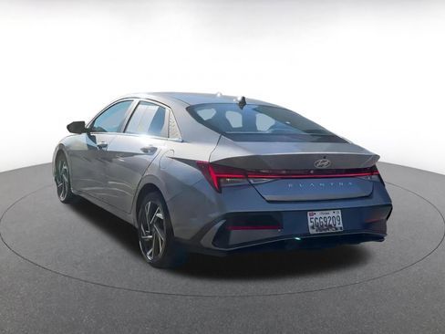 Used 2025 Hyundai Elantra SEL image 11