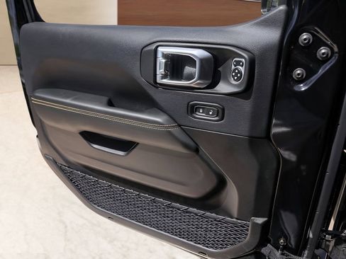 Used 2025 Jeep Wrangler Unlimited Sahara image 22