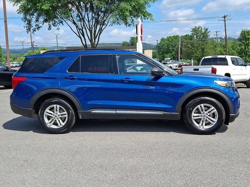 Used 2022 Ford Explorer XLT w/ Equipment Group 202A AWD/4WD image 9