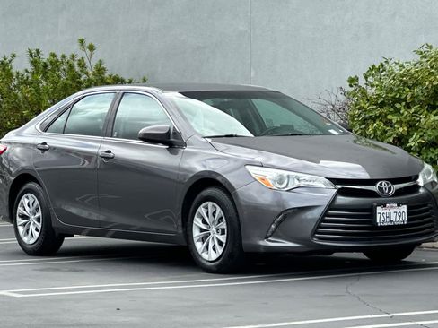 Used 2015 Toyota Camry LE image 5
